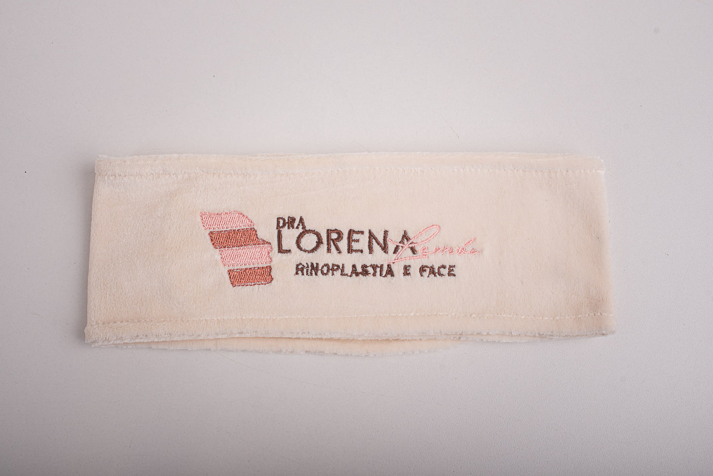 Faixa Capilar Velcro Plush Elegance Personalizada em Bordado