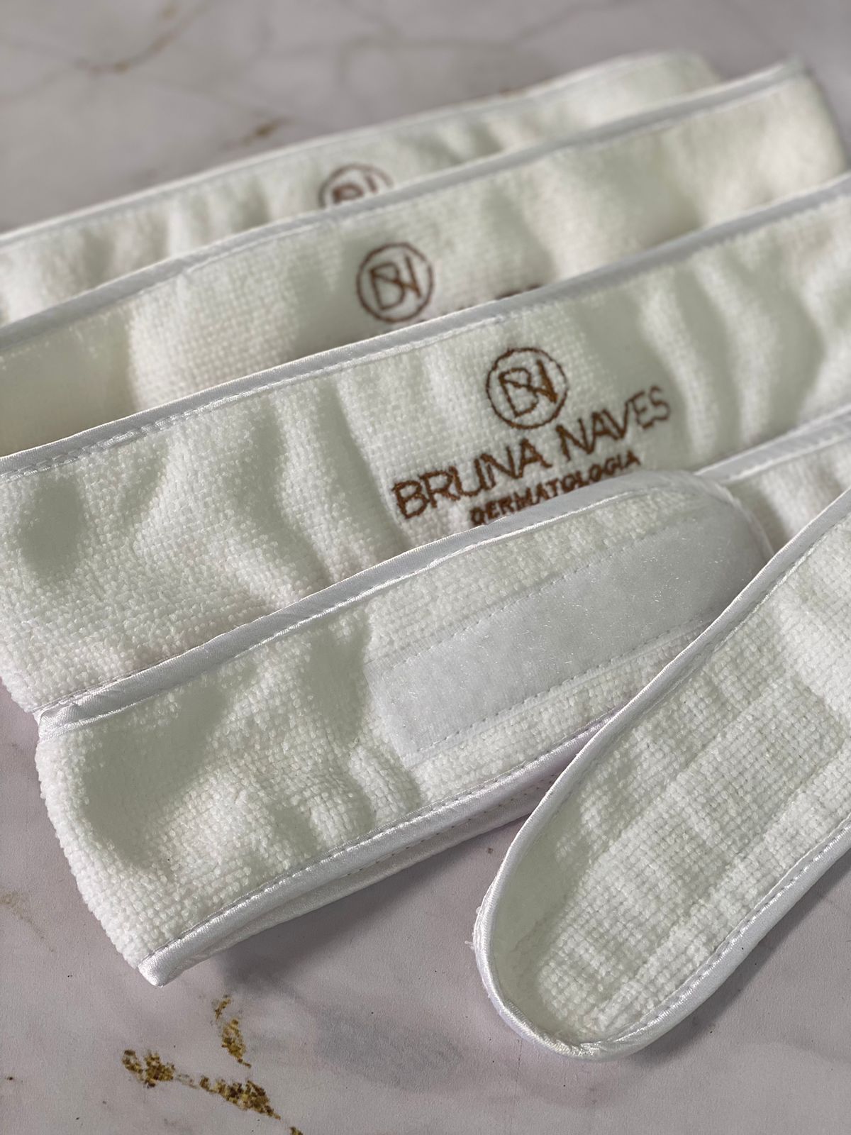 Faixa Capilar Velcro Atoalhada Luxo Personalizada em Bordado