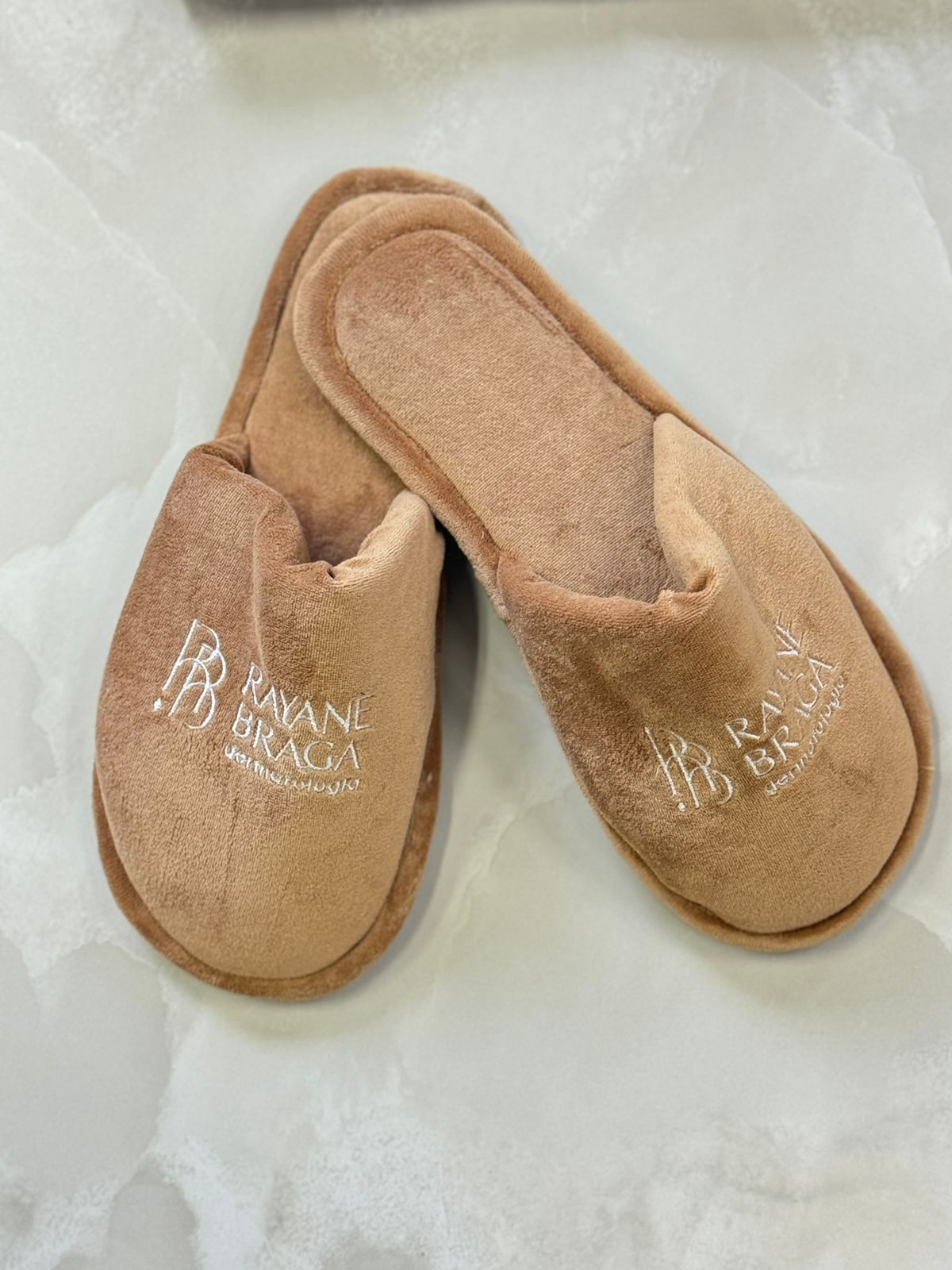 Pantufa Plush Personalizada em Bordado