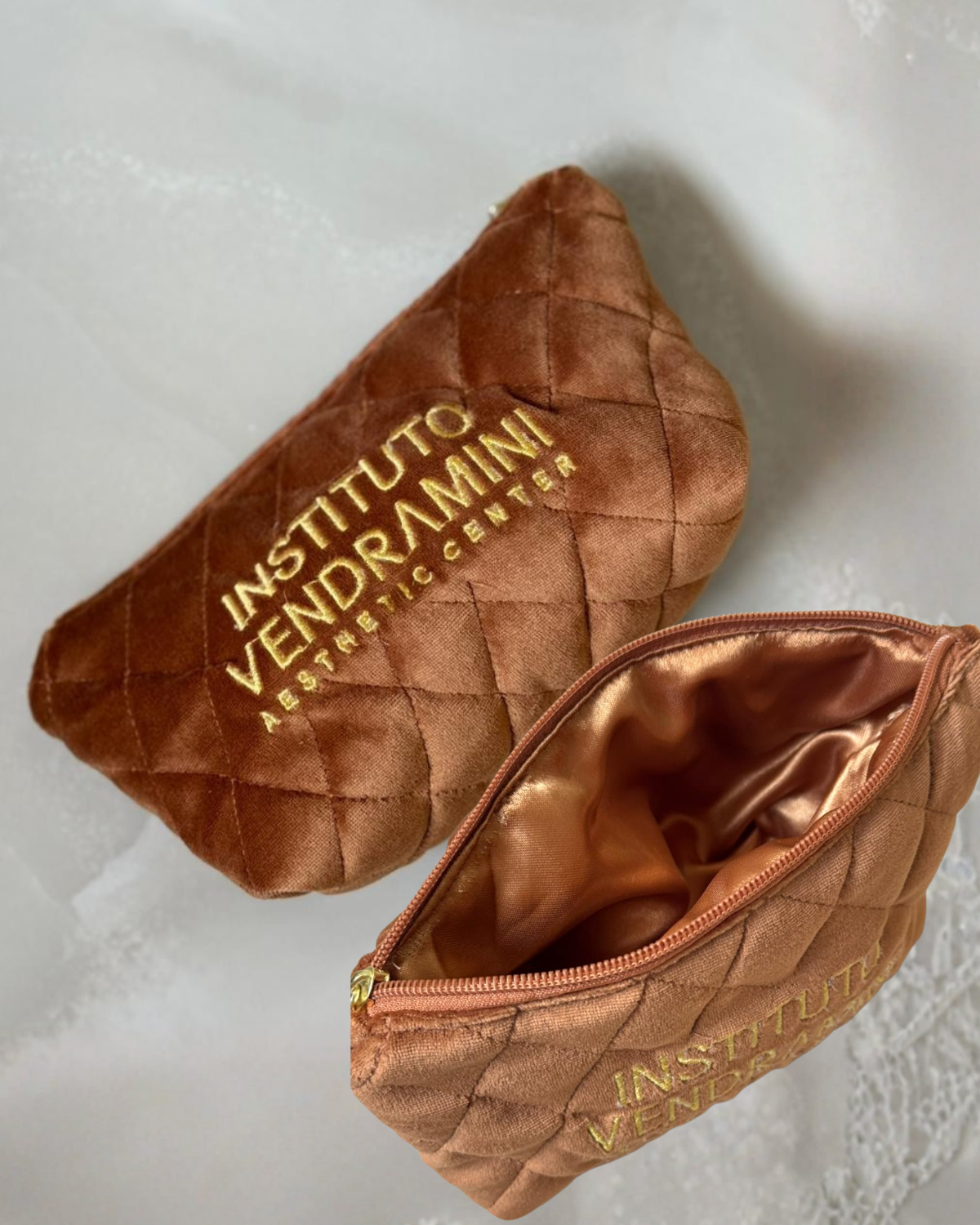 Necessaire Plush  Marrom  Elegance Personalizada em Bordado