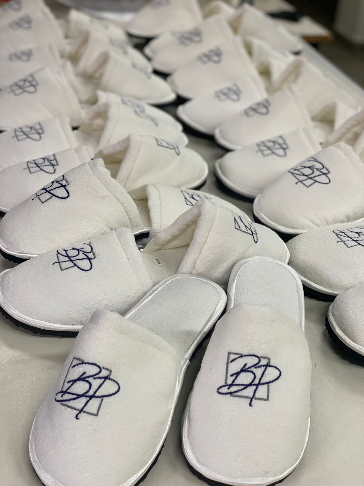 Pantufa Atoalhada Luxo Personalizada em Bordado