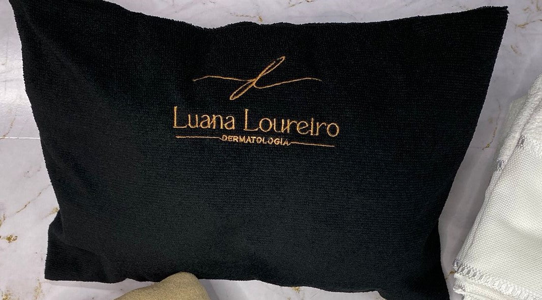 Travesseiro Maca Atoalhado Luxo Personalizado em Bordado