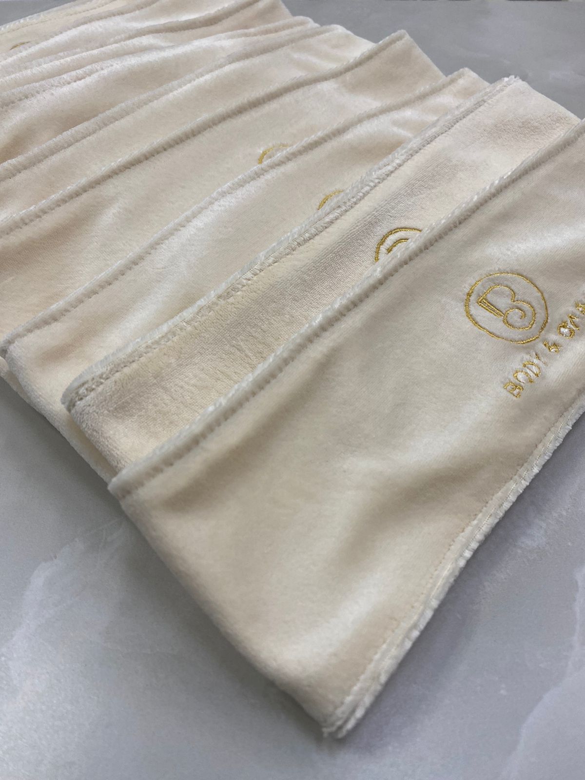 Faixa Capilar Velcro Plush Elegance Personalizada em Bordado