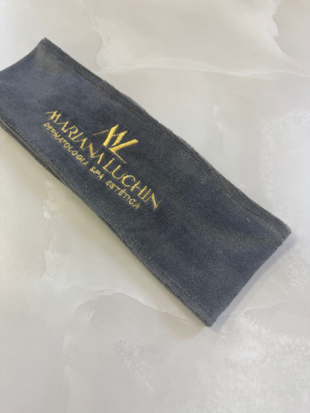 Faixa Capilar Velcro Plush Elegance Personalizada em Bordado