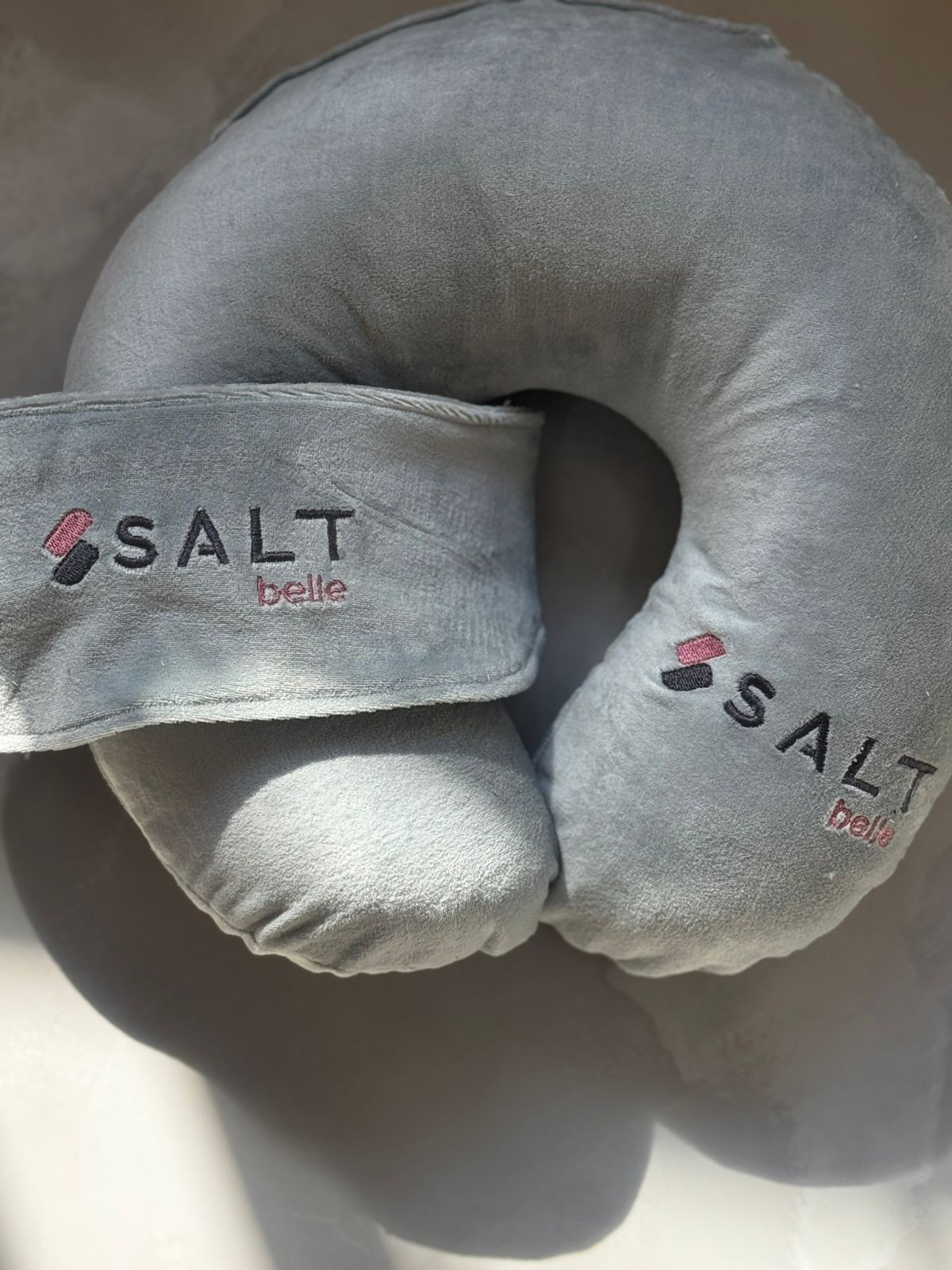Travesseiro Pescoço Plush Elegance Personalizado em Bordado