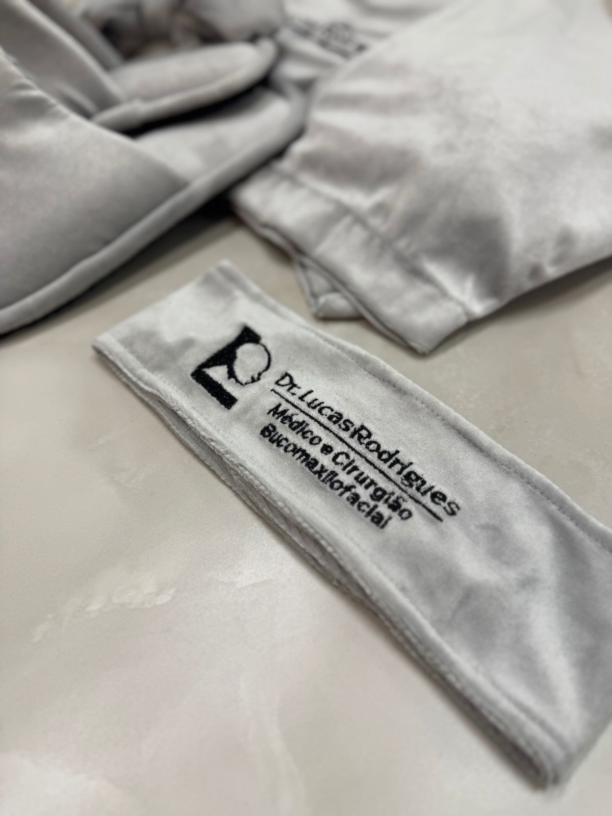 Faixa Capilar Velcro Plush Elegance Personalizada em Bordado